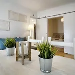 Alfama Historical 3 Bedroom Duplex דירה