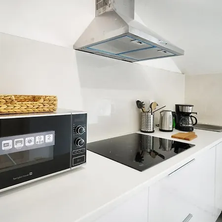 Alfama Historical 3 Bedroom Duplex דירה *