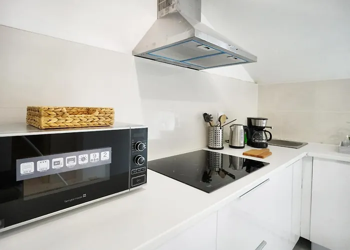 Alfama Historical 3 Bedroom Duplex Apartment *