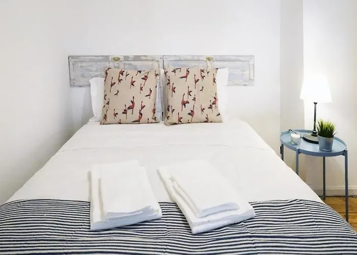 Alfama Historical 3 Bedroom Duplex شقة
