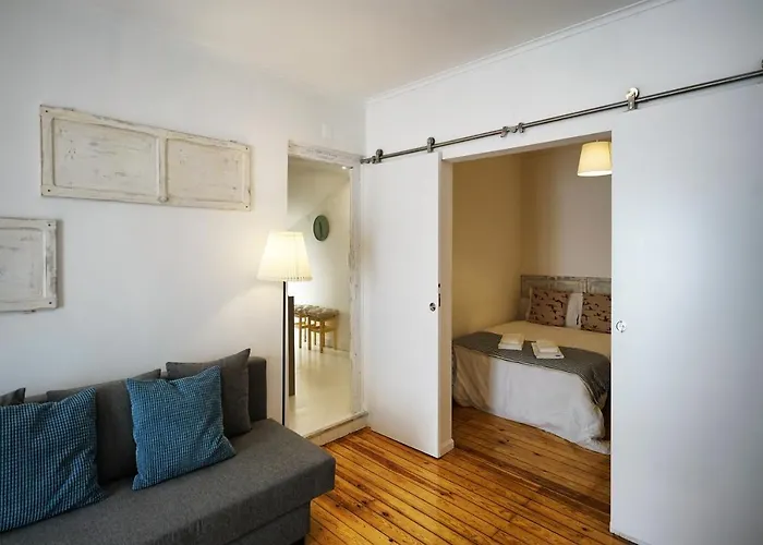 Alfama Historical 3 Bedroom Duplex شقة